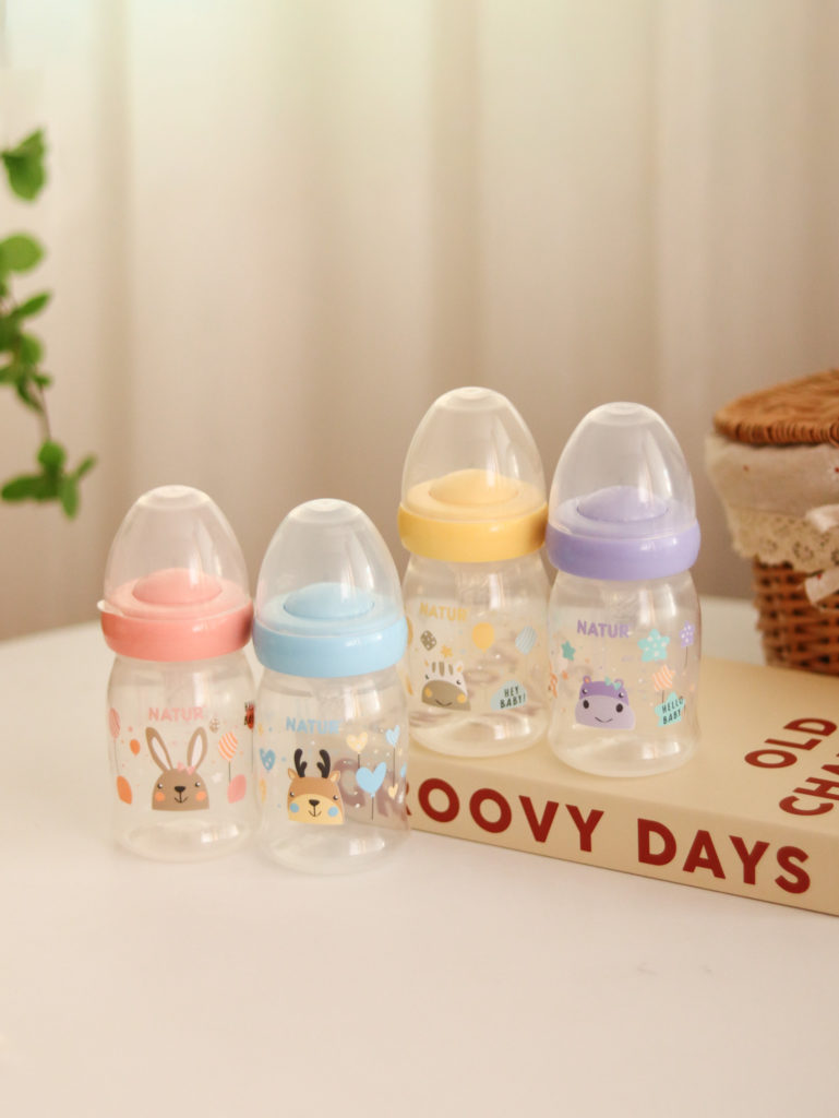 ขวดนมคอกว้างจะมีปากขวดที่กว้างกว่า ทำให้เติมนมหรือทำความสะอาดง่ายขึ้น