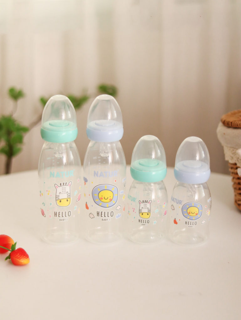 ขวดนมคอแคบมีส่วนของปากขวดที่แคบกว่า จึงทำให้ฐานของจุกนมมีขนาดแคบตามขนาดของปากขวดไปด้วย