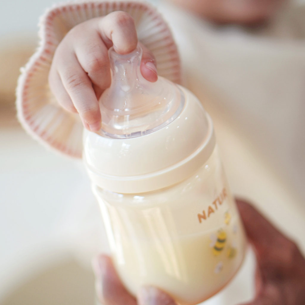 แม้จะดูแลอย่างดีขวดนมและจุกนม ก็มีอายุการใช้งานของตัวเอง หากเริ่มเห็นรอยขีดข่วน เสียรูป มีสีหรือกลิ่นเปลี่ยนไป หรือผ่านการใช้งานมาเป็นระยะเวลานานตามเวลาที่แนะนำบนบรรจุภัณฑ์ นั่นคือสัญญาณที่คุณแม่ควรพิจารณาเปลี่ยนใหม่