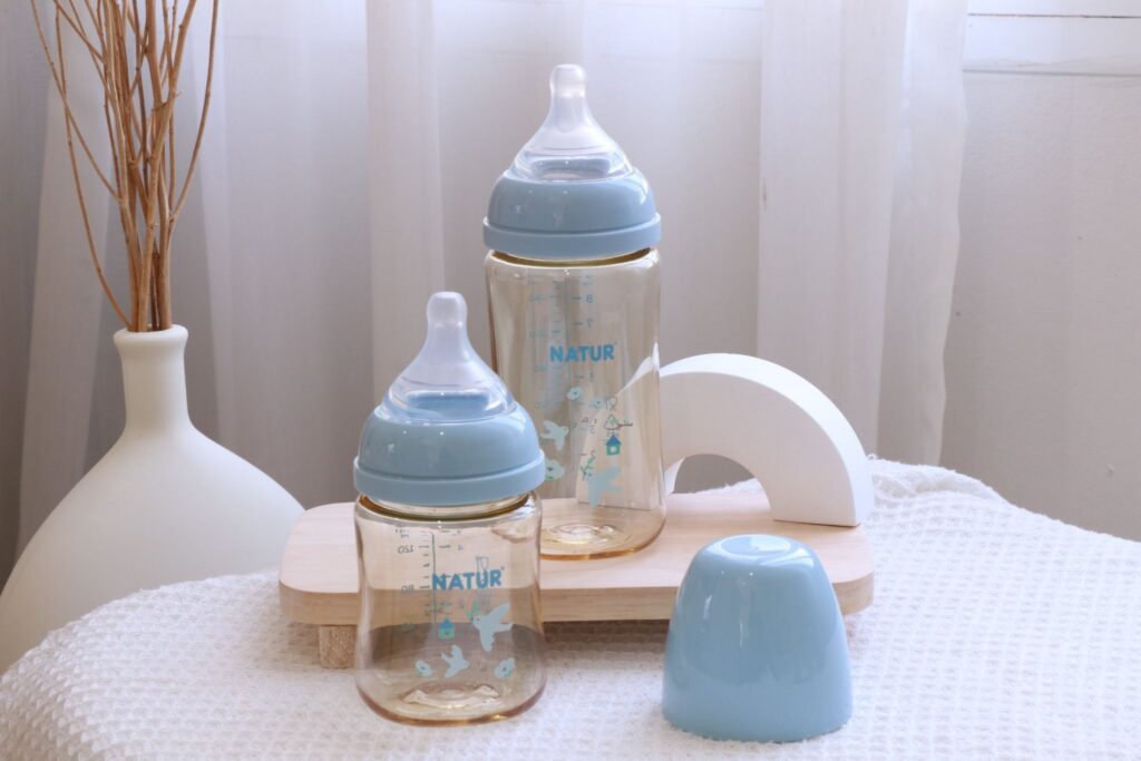 การเลือกขวดนมและจุกนมที่เหมาะสม รวมถึงการปรับวิธีการให้นมอย่างค่อยเป็นค่อยไป จะช่วยให้ลูกน้อยเรียนรู้การดูดขวดได้อย่างนุ่มนวล และสบายมากขึ้น