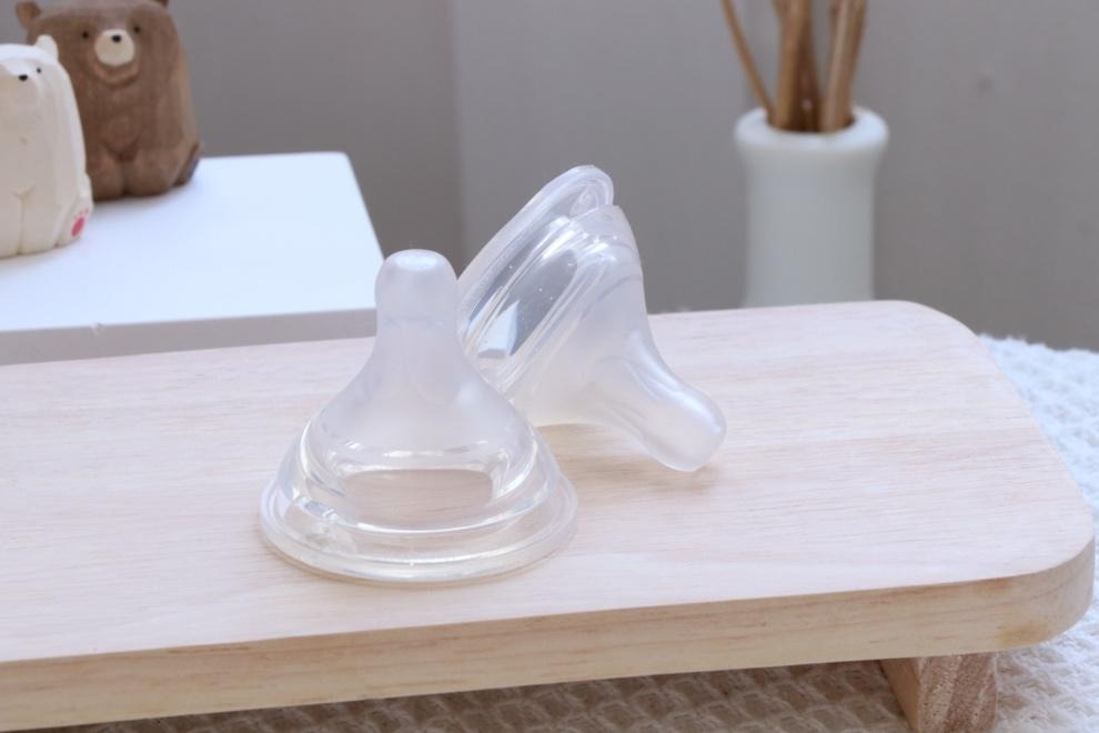 NATUR INFINIT ซึ่งเป็น “จุกนมไซซ์เดียว” สำหรับลูกน้อยทุกช่วงวัย ซึ่งมาพร้อมนวัตกรรมใหม่เจ้าแรกในไทยให้ลูกสามารถปรับอัตราการไหลน้ำนมได้เอง